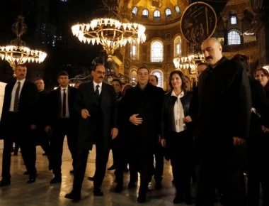 Ο Αλ.Τσίπρας στην Αγιά Σοφιά: Η συγκίνηση, η μαύρη γάτα και η γοητευτική ξεναγός (φώτο-βίντεο)